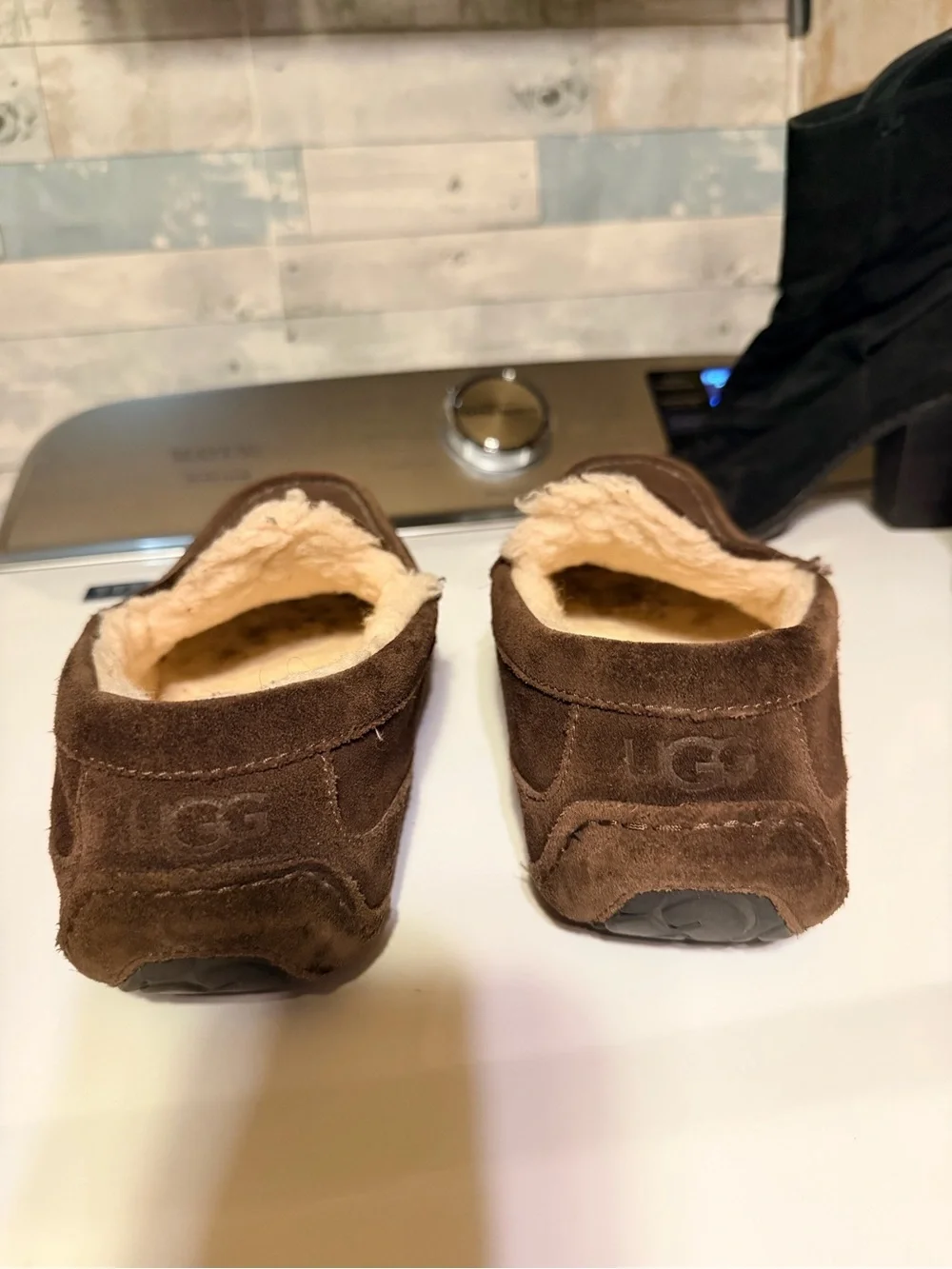 UGG Ascot Men’s Size 10 Brown Suede Sheepskin Lined Moccasin Slippers
